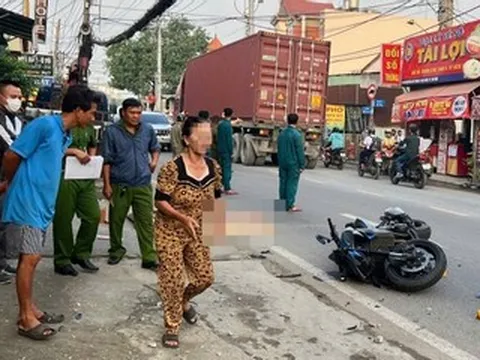 Dừng mô tô sát vỉa hè, người đàn ông bị xe tải tông tử vong
