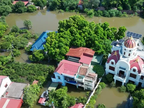 Biệt thự chìm trong biển nước, làng Quả Cảm thành "ốc đảo" giữa Bắc Ninh