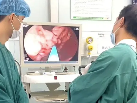 Chủ quan với cơn đau bụng, người đàn ông suýt đánh đổi bằng mạng sống