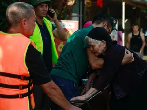 Hai cụ già ở Hà Nội lên mái nhà cầu cứu và quyết định gấp rút của bí thư thôn