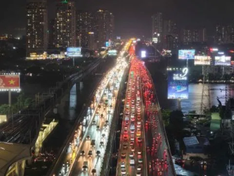 Hàng nghìn ô tô nối đuôi dài cả km, ‘chôn chân’ giữa mưa lớn ở TPHCM