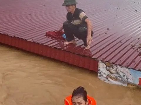 Khoảnh khắc thót tim cứu hai ông cháu nhiều giờ bám trụ trên mái nhà giữa lũ dữ
