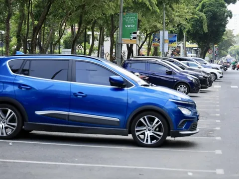 TP HCM cho phép đỗ xe, sạc điện cùng lúc trên lòng đường