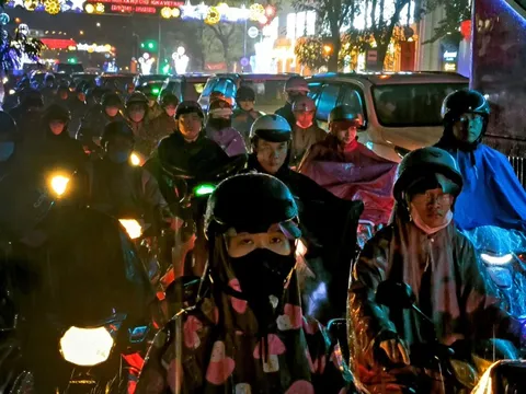 Dính mưa và kẹt, người dân TP.HCM bất lực đành leo vỉa hè kiếm lối đi