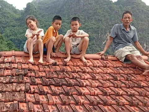 Ngập lụt lịch sử, người dân trèo lên mái nhà, tháo chạy lên núi chờ cứu