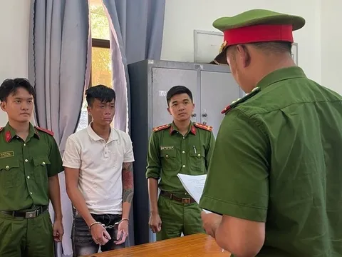 Bắt nam thanh niên ném gạch vào đầu người khác vì nghĩ bị "nhìn đểu"