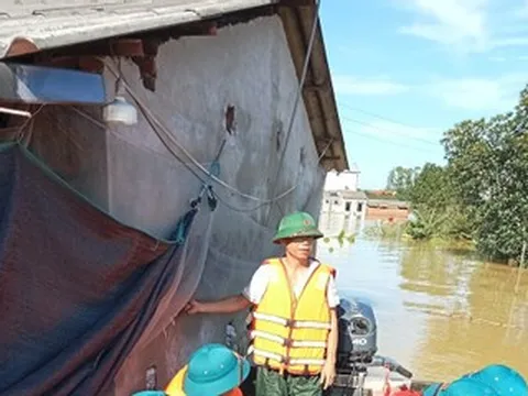 Nước lũ sông Cầu dâng cao, hơn 5.000 người ở Hà Nội bị cô lập
