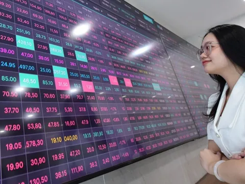 Chứng khoán Việt có thể đón sóng tỉ đô, hé lộ 30 cổ phiếu 'nóng' sau nâng hạn