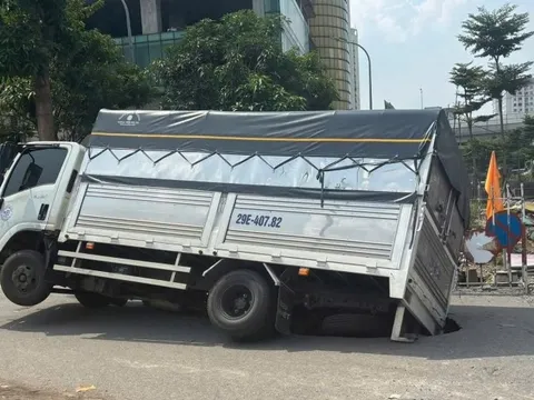 Xe tải sụp hố sâu giữa phố Hà Nội