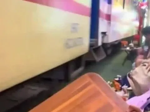Xác minh clip tàu hỏa húc văng bàn ghế tại "phố đường tàu" ở Hà Nội