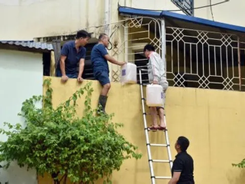 Thái Nguyên ngập chưa từng có: Bắc thang, trèo tường tiếp tế cơm cho trẻ mắc kẹt