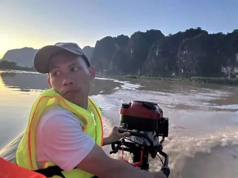 Sau cuộc họp online với em gái từ Mỹ, đôi vợ chồng trẻ mua xuồng phi về vùng lũ cứu người trong đêm