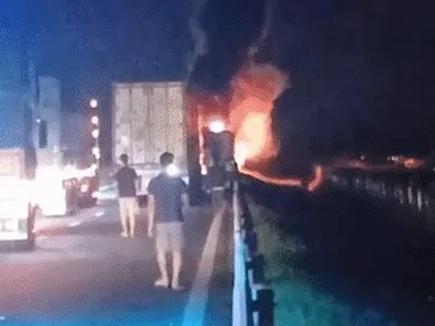 Xe đầu kéo container cháy ngùn ngụt trên cao tốc Vĩnh Hảo - Phan Thiết