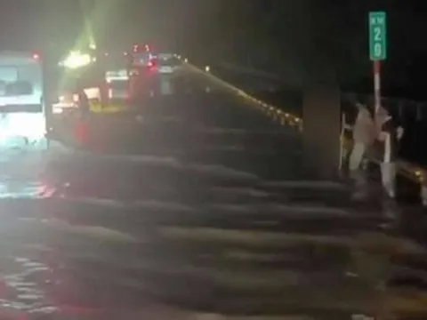 Nước lũ tràn lên cao tốc Hà Nội - Thái Nguyên