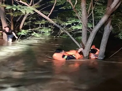 Thuyền lật, người đàn ông đi cứu trợ lũ bị kẹt giữa biển nước, cảnh sát lập tức hành động