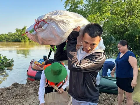 VIDEO: Mở đường, vượt lũ dữ cứu trợ người dân bị cô lập ở Bắc Ninh