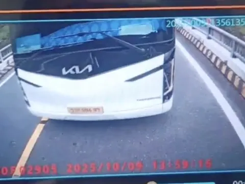 CLIP: Xe khách lấn làn trên cầu ở đèo Khánh Lê, tài xế còn chửi bậy