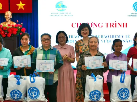 TP HCM trao 443 thẻ BHYT cho phụ nữ khó khăn