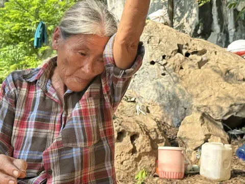 Hơn 40 giờ ăn ngủ trong hang núi trốn cơn lũ kinh hoàng