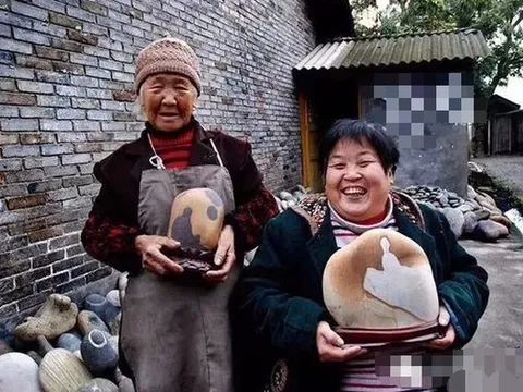 Ra suối nhặt thứ tưởng bỏ đi về bán, dân làng kiếm "chơi chơi" hơn 72 tỷ đồng/năm