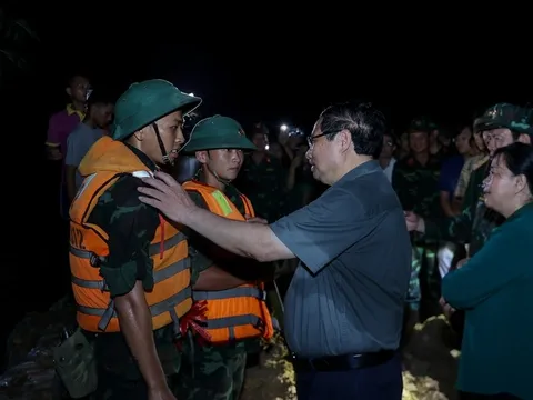 Nước lũ tràn nền đường sắt, người dân phải sơ tán, Thủ tướng trong đêm đến hiện trường