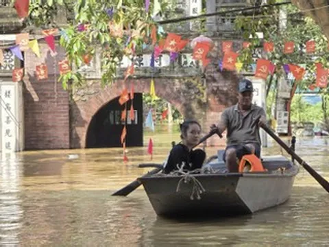 Nước lũ bao vây nghìn hộ ở Bắc Ninh, người dân than: 'Có tiền cũng không mua nổi mớ rau'