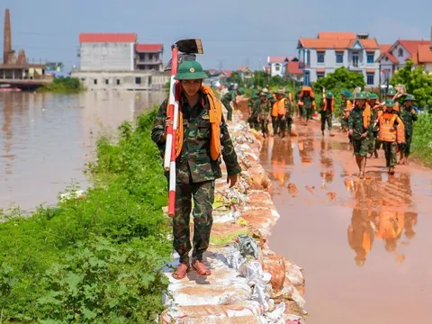Theo chân bộ đội đi hộ đê cứu dân