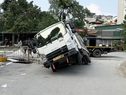 Ô tô sụt hố sâu hơn 1m ở Hà Nội, xe cứu hộ đến hiện trường cũng gặp nạn