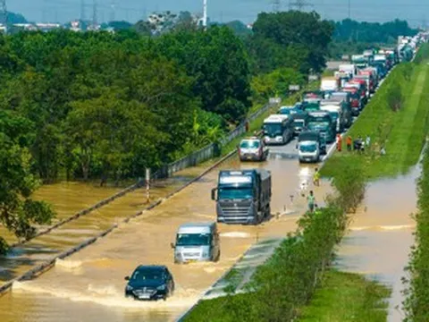 Rời vùng lũ Thái Nguyên, tài xế ô tô gặp cảnh 'thêm một lần đau' trên cao tốc
