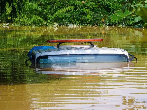 Cận cảnh loạt nhà dân ngoại thành Hà Nội bị ngập tới nóc, 36.000 dân bị ảnh hưởng