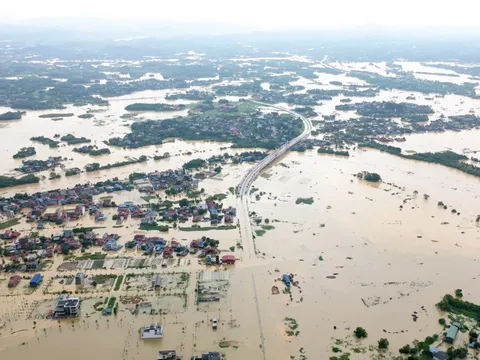 Thiên tai gây thiệt hại 35.000 tỉ đồng, chưa kể hàng chục nghìn tỉ đồng sửa ô tô sau lũ