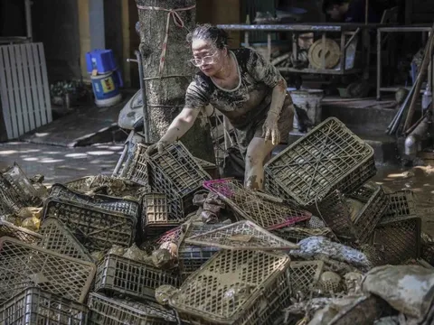 Thái Nguyên sau lụt: Xót xa cảnh tiểu thương trắng tay, phố phường ngập bùn đất