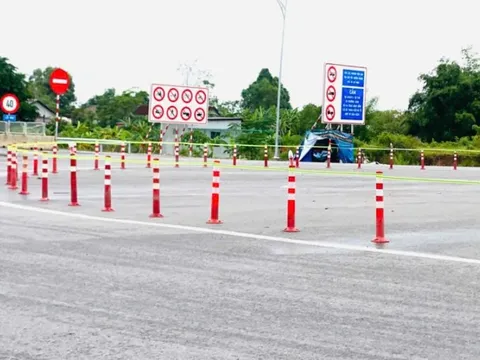 Lắp cọc tiêu mềm tại nút giao cao tốc Cam Lộ - quốc lộ 9 sau phản ánh của Tuổi Trẻ
