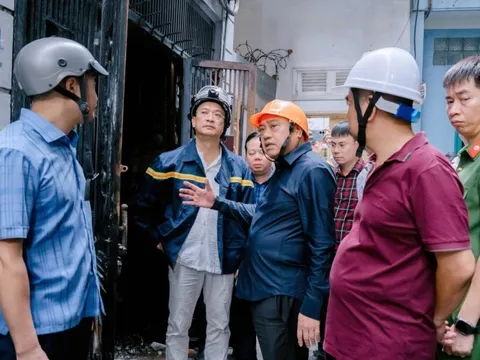 Chủ tịch UBND TP Trần Sỹ Thanh tới hiện trường chỉ đạo khắc phục hậu quả vụ cháy 5 người tử vong