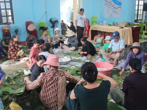 Người dân Đà Nẵng gói bánh tét, làm thịt ngâm nước mắm gửi tặng vùng lũ miền Bắc