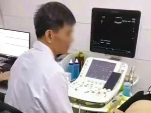 Bác sĩ bị phản ánh "vừa siêu âm cho bệnh nhân vừa xem bóng đá trên điện thoại"