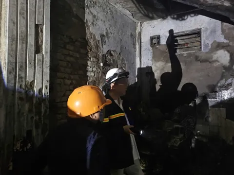 Cháy nhà trong ngõ sâu Hà Nội, 5 người chết
