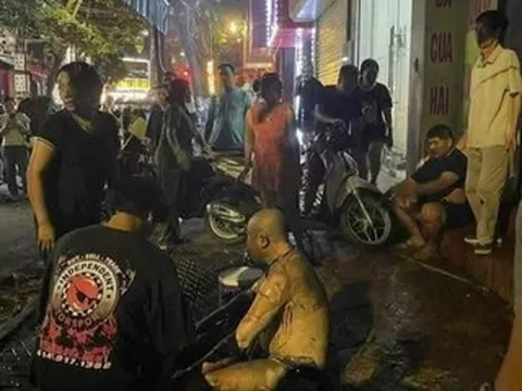 Chủ quán khóa trái cửa, tạt xăng rồi châm lửa đốt khiến 3 người bị thương