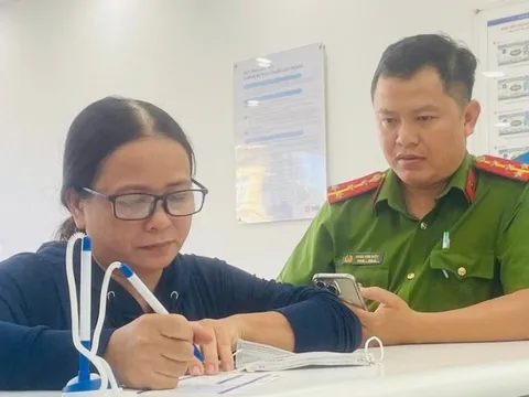 Nhận được 1 tỉ đồng chuyển nhầm, người phụ nữ vội vàng báo công an