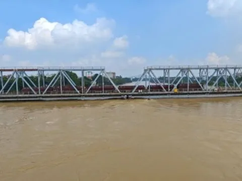 Tàu trăm tấn 'bất động' trên cầu bị nước lũ đe dọa ở Bắc Ninh, nguyên nhân gây bất ngờ