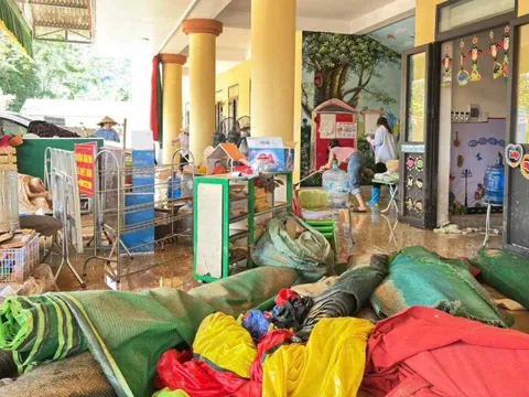 Lũ rút dần, để lại sự tan hoang và nỗi lo