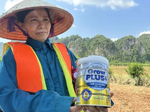 Em bé 5 tháng tuổi khát sữa giữa vùng rốn lũ