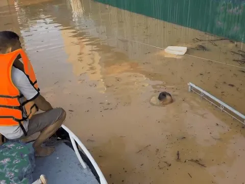 Thiếu tá công an lặn xuống dòng nước lũ phá khóa cửa, cứu sống hai mẹ con mắc kẹt