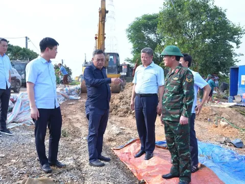 Chủ tịch UBND TP Hà Nội Trần Sỹ Thanh thị sát vùng ngập do lũ