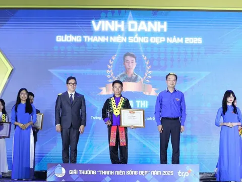 Trưởng bản Mùa A Thi cứu 90 người thoát lũ dữ nhận giải thưởng "Thanh niên sống đẹp"