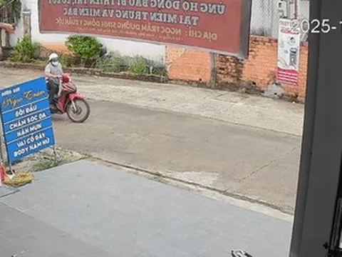 Bị giật 40 tờ vé số, người đàn ông hoảng hốt chạy bộ đuổi theo xe kẻ cướp