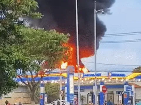 Cháy dữ dội gần cây xăng ở Đà Nẵng, huy động robot dập lửa