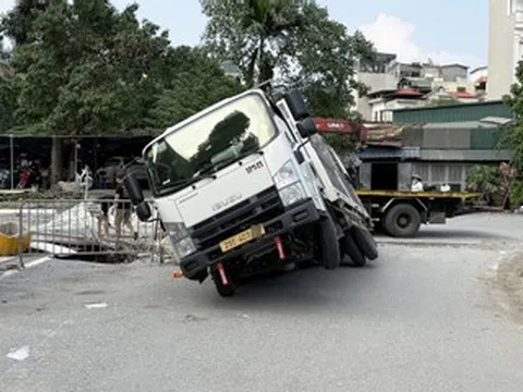 Vụ ô tô bị sụp hố, xe cứu hộ đến cứu cũng sa lầy : Chủ đầu tư giải trình gì?