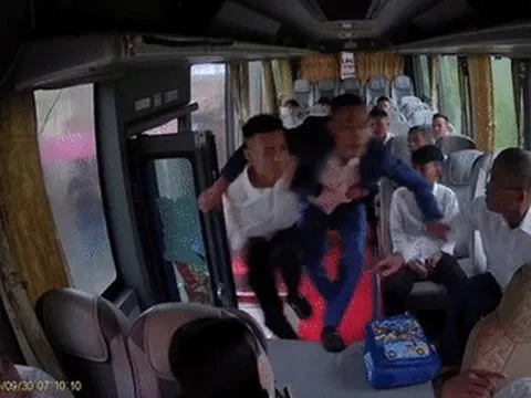 Vụ tài xế 'nóng ruột' vì chờ đoàn đón dâu quá lâu: Người chú đặt xe lên tiếng