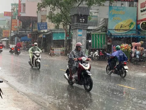 Trời TP HCM tối sầm, nhiều nơi mưa mù mịt